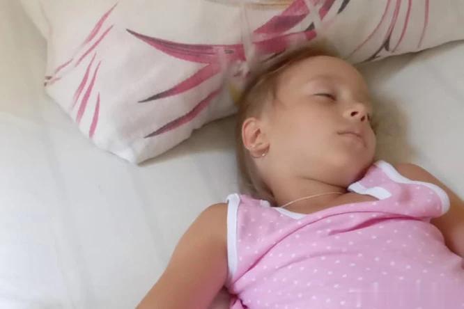 俄罗斯一位小女孩患病，准备去莫斯科治疗，但是前往"莫斯科的路被堵了"。

这名小
