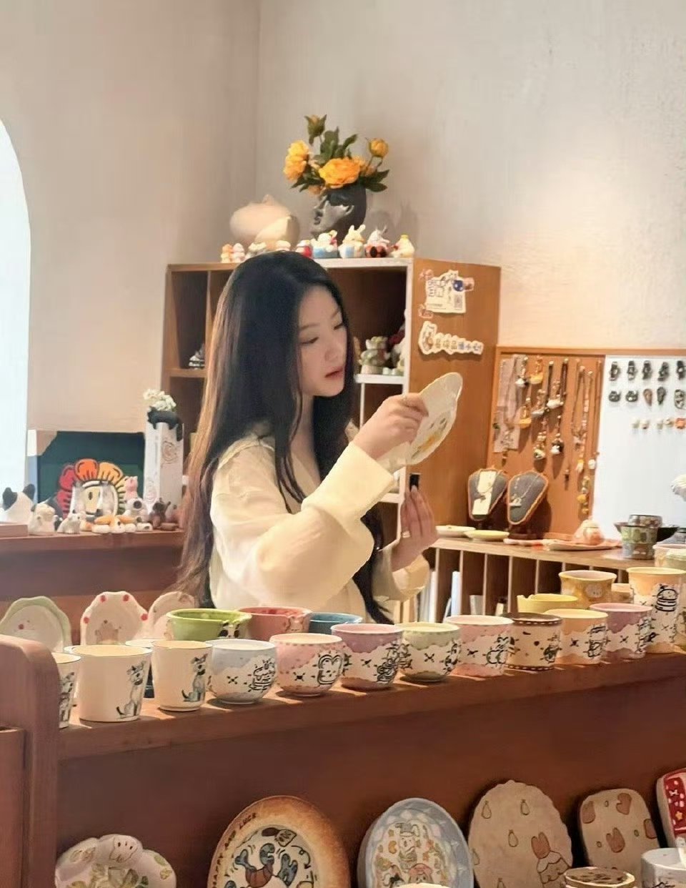 景德镇偶遇叶舒华怎么感觉全景德镇的人都在偶遇叶舒华，太羡慕了，真的是又瘦又白，期
