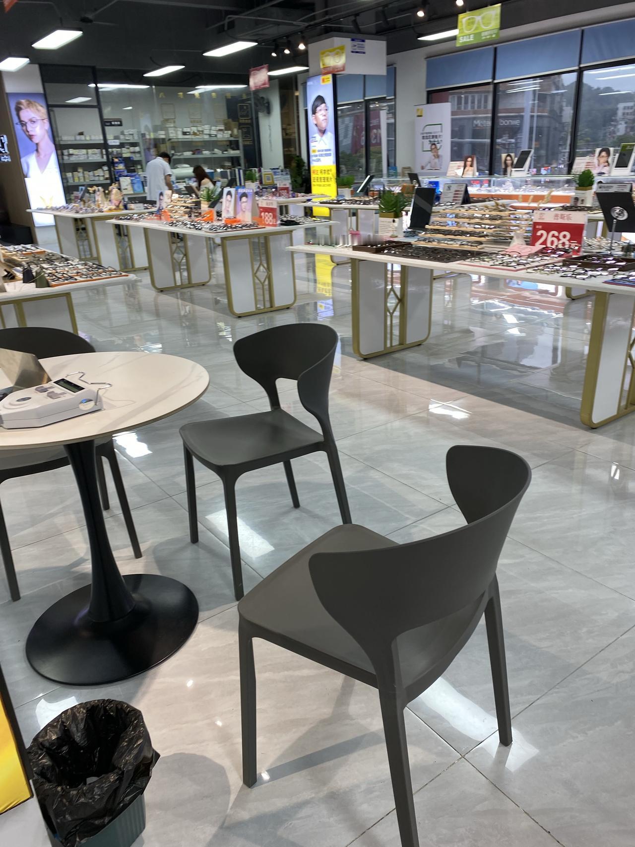 今晚不下雨了，出来配眼镜。街上眼镜店不少，但要找到合适的也不容易。

眼镜真是暴