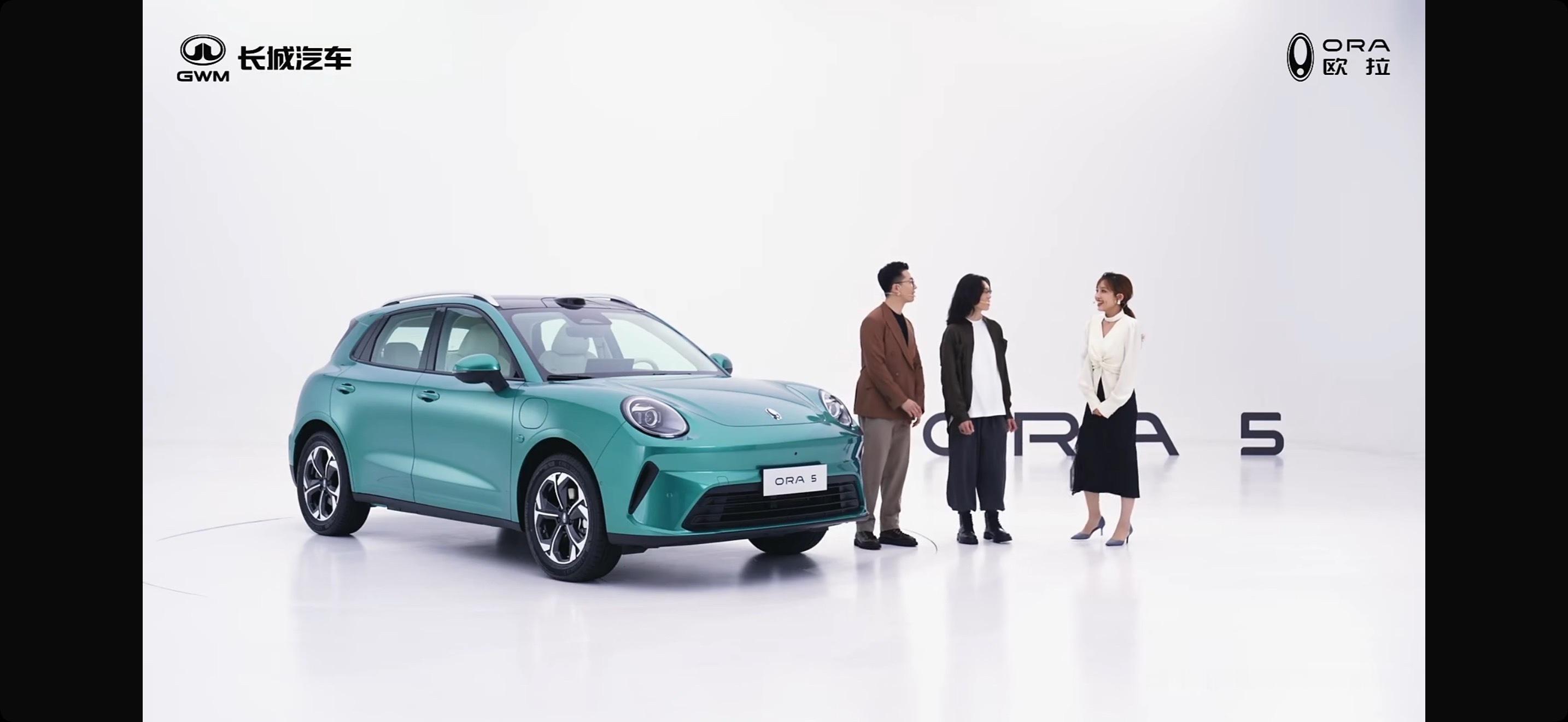 欧拉5在外观设计上的一些小巧思还是不少的，尤其是它的前脸，采用了几块无缝拼接的曲