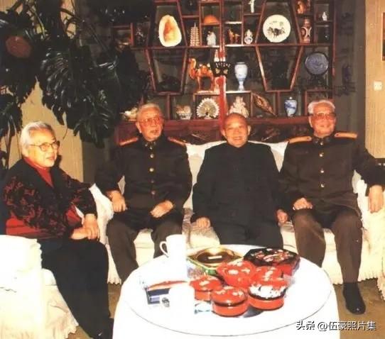 1995年春节，刘志坚夫妇同军委副主席刘华清、张震的合影。刘志坚与刘华清的革命情