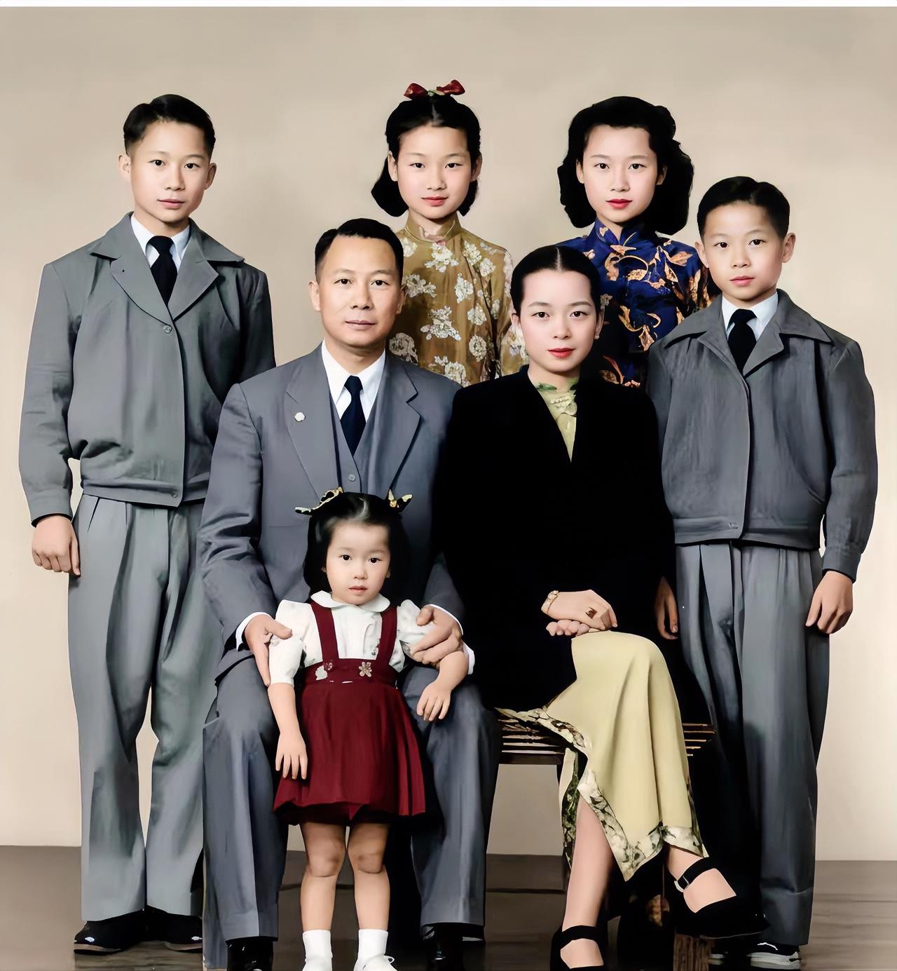 1948年，民国南京首任市长刘纪文，和夫人许淑珍以及五个孩子拍下的全家福，妻子貌