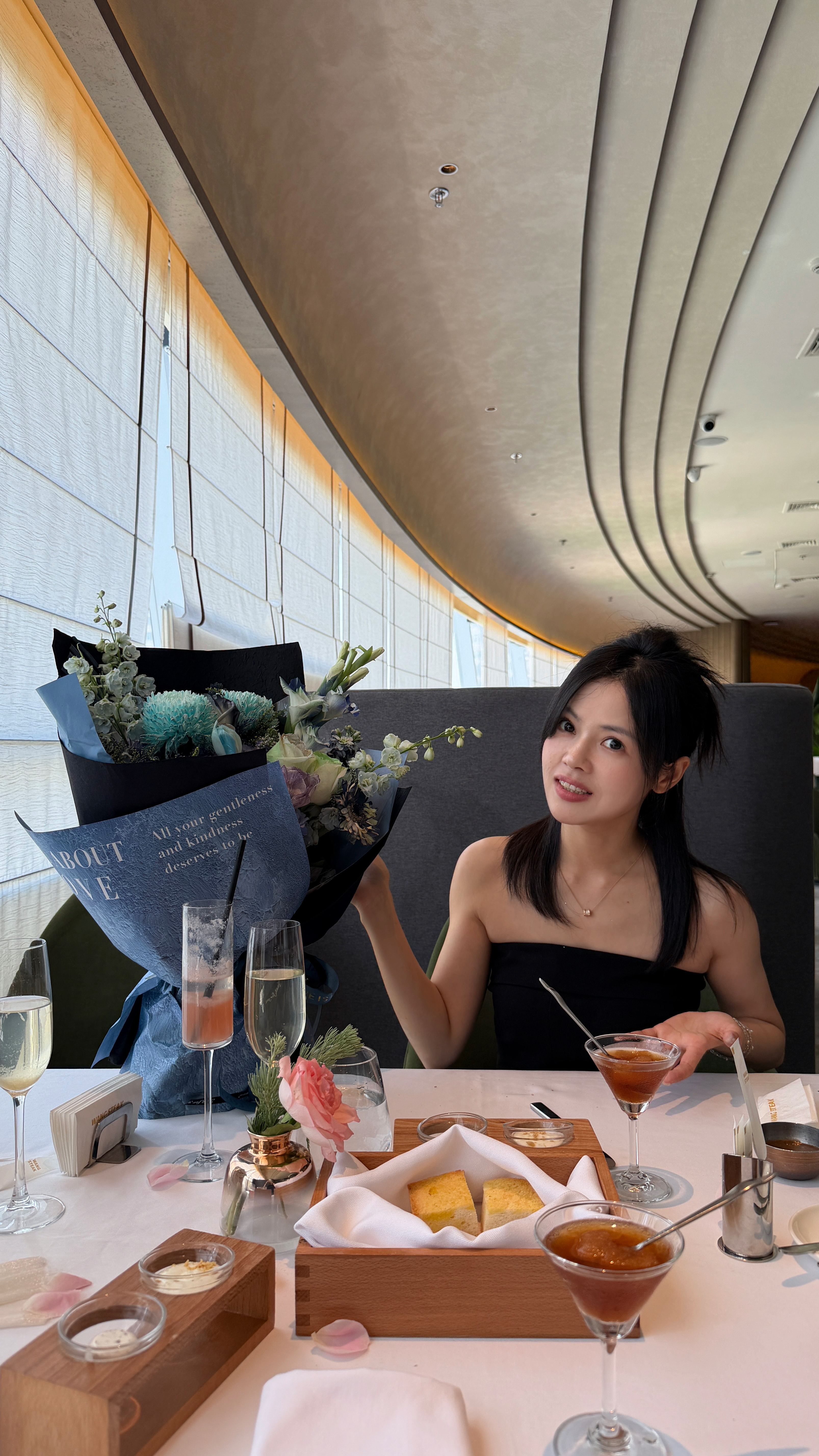昨天秀得恩爱。图一，胡杨林伸手过来，我伸出手和他握手。他：不是啊。我：那是干嘛？