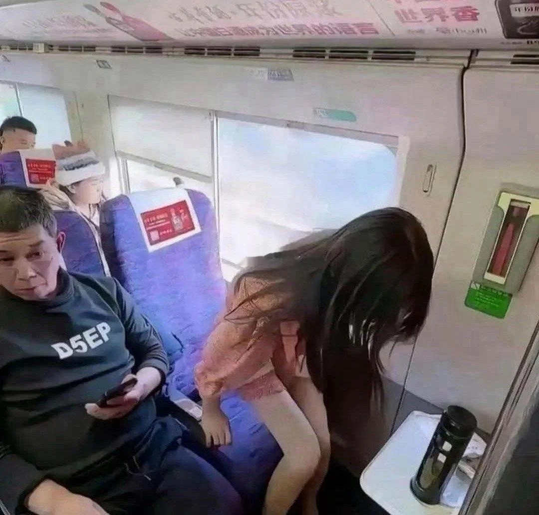 大叔满脸无奈又尴尬整个人僵在原地 