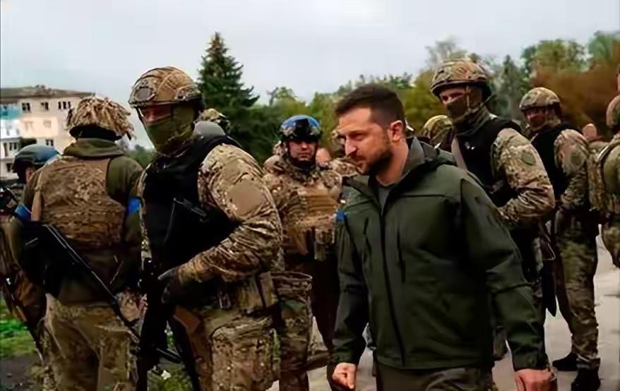 基辅戏台渐塌，捷报终难掩颓势！俄军铁钳合围，乌东棋盘见真章？十几万兵锋所指，岂是