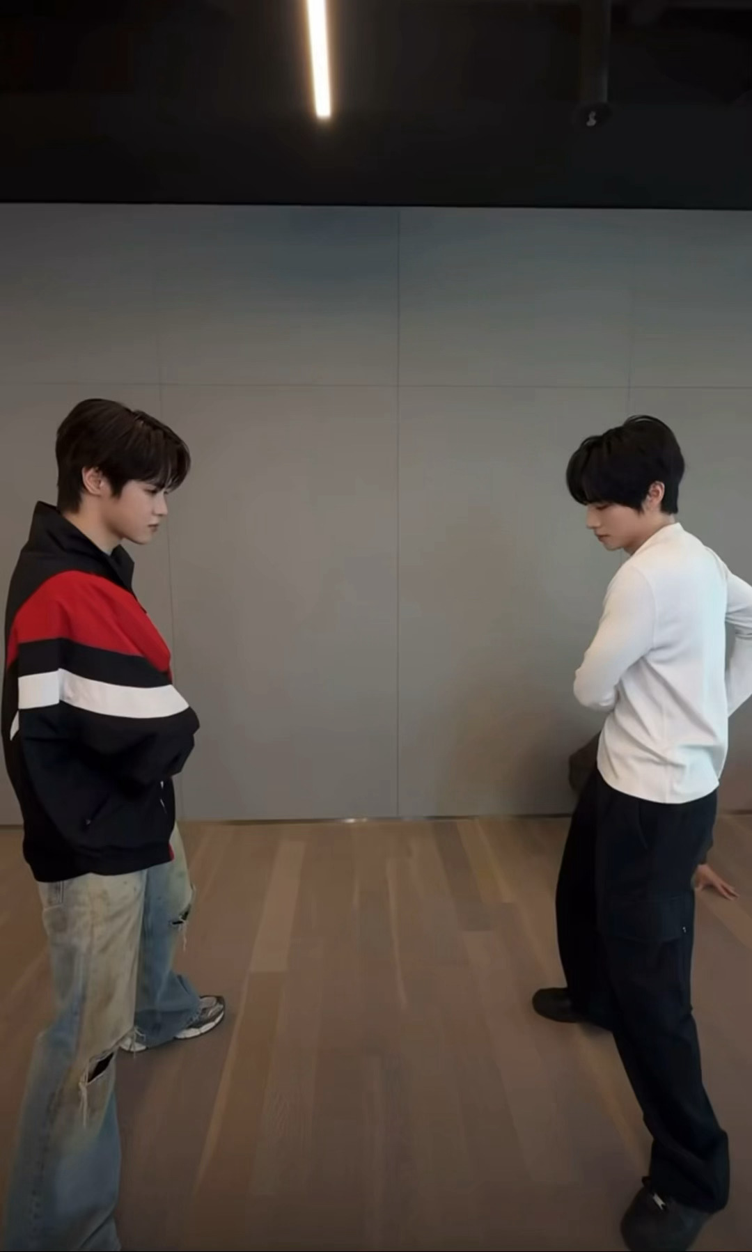 想不出语言形容威神 