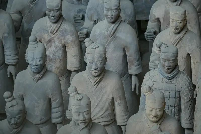 兵马俑出土后颜色消失太可惜了！1974 年村民挖井发现它们，刚出土时身披紫甲战袍