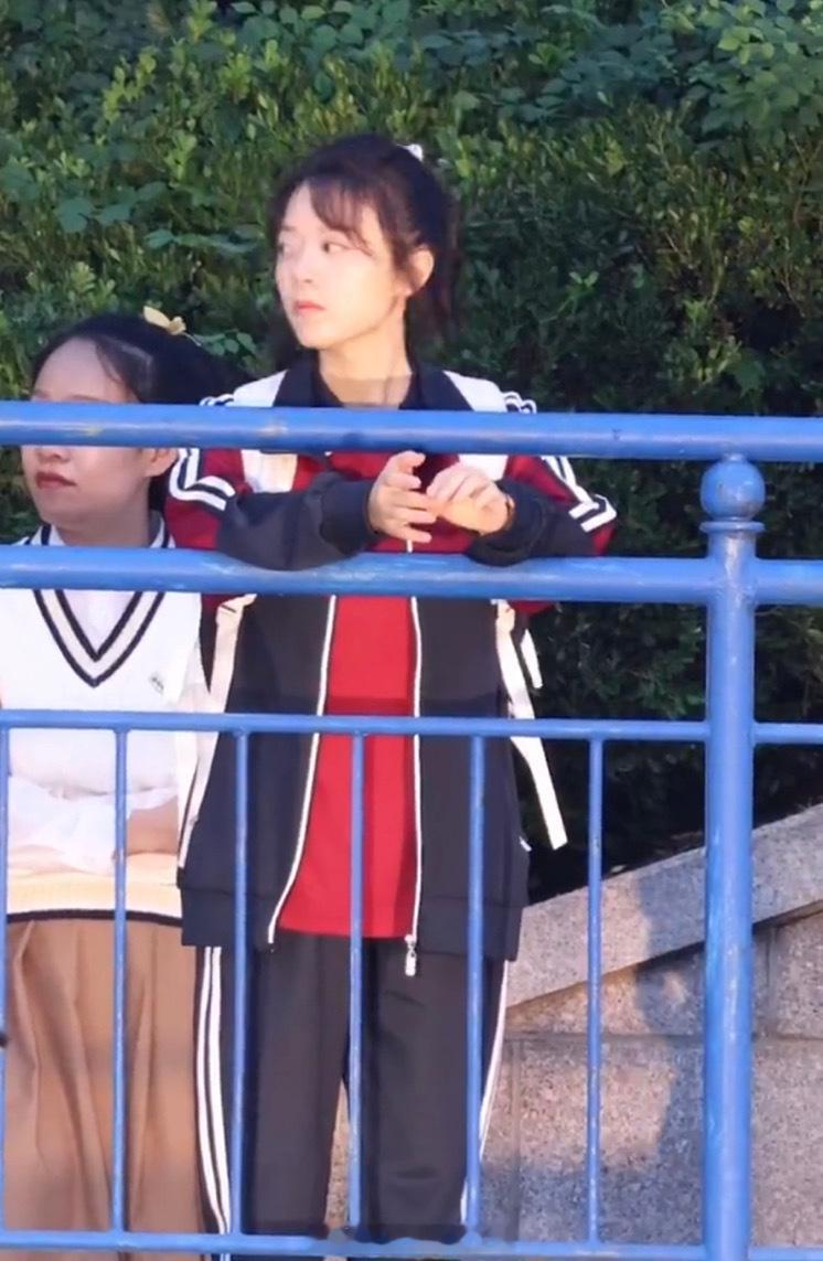 #赵今麦校服造型梦回林妙妙# 期待赵今麦、张凌赫新剧《樱桃琥珀》早日开播啊！#赵