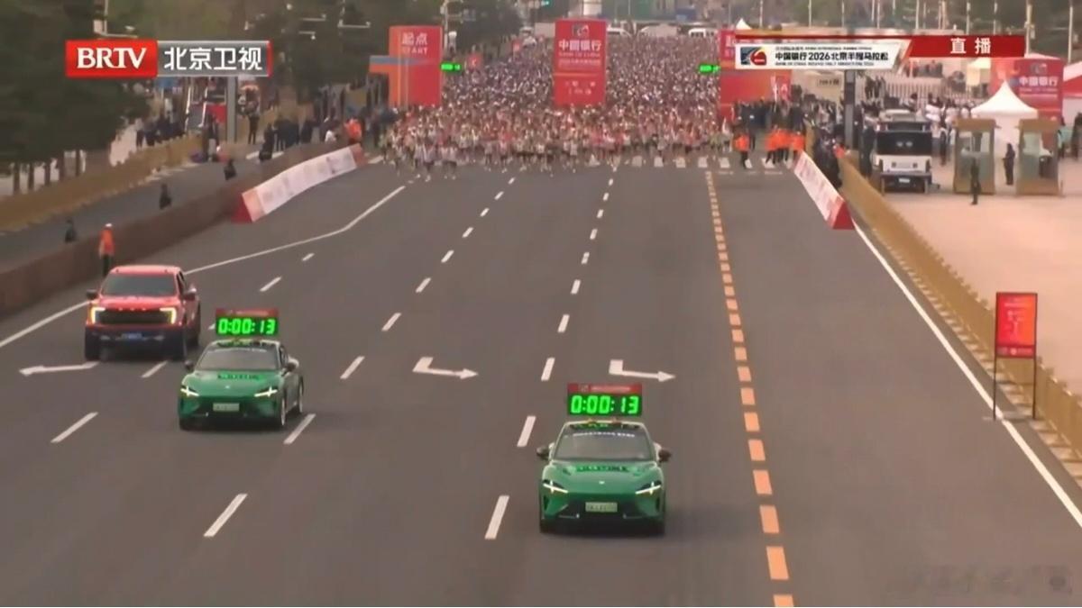 不得不说，北京半马的这张图拍得太好了。晨光里的天安门，一眼望不到头的参赛选手，再