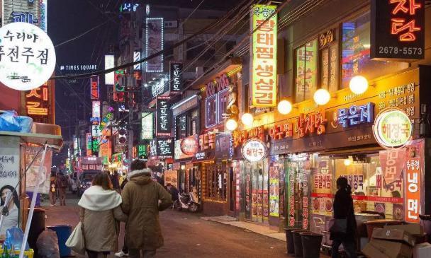 多年扫黄越扫越黄，35万女性遭殃，韩国咋反超日本成亚洲最大黄国。

首尔的汉江边