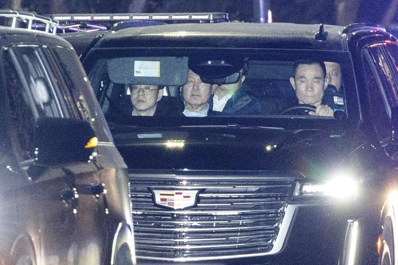 韩国前总统尹锡悦因紧急戒严令被判赔偿民众，表面是司法正义的胜利，背后却藏着政坛刀
