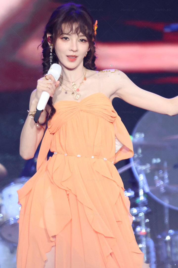 张予曦唱了伍佰的泪桥音乐节惊喜舞台来袭，张予曦走心演绎《泪桥》，情绪饱满感染力超