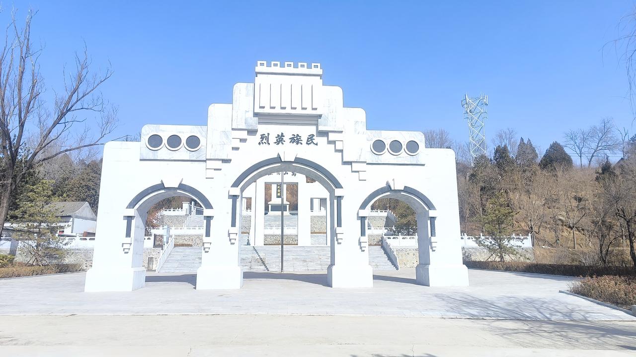 丙午新春时得闲，驱车军城南北关。
​参谒抗战纪念塔，矗立长空慰蓝天。
​红色小镇