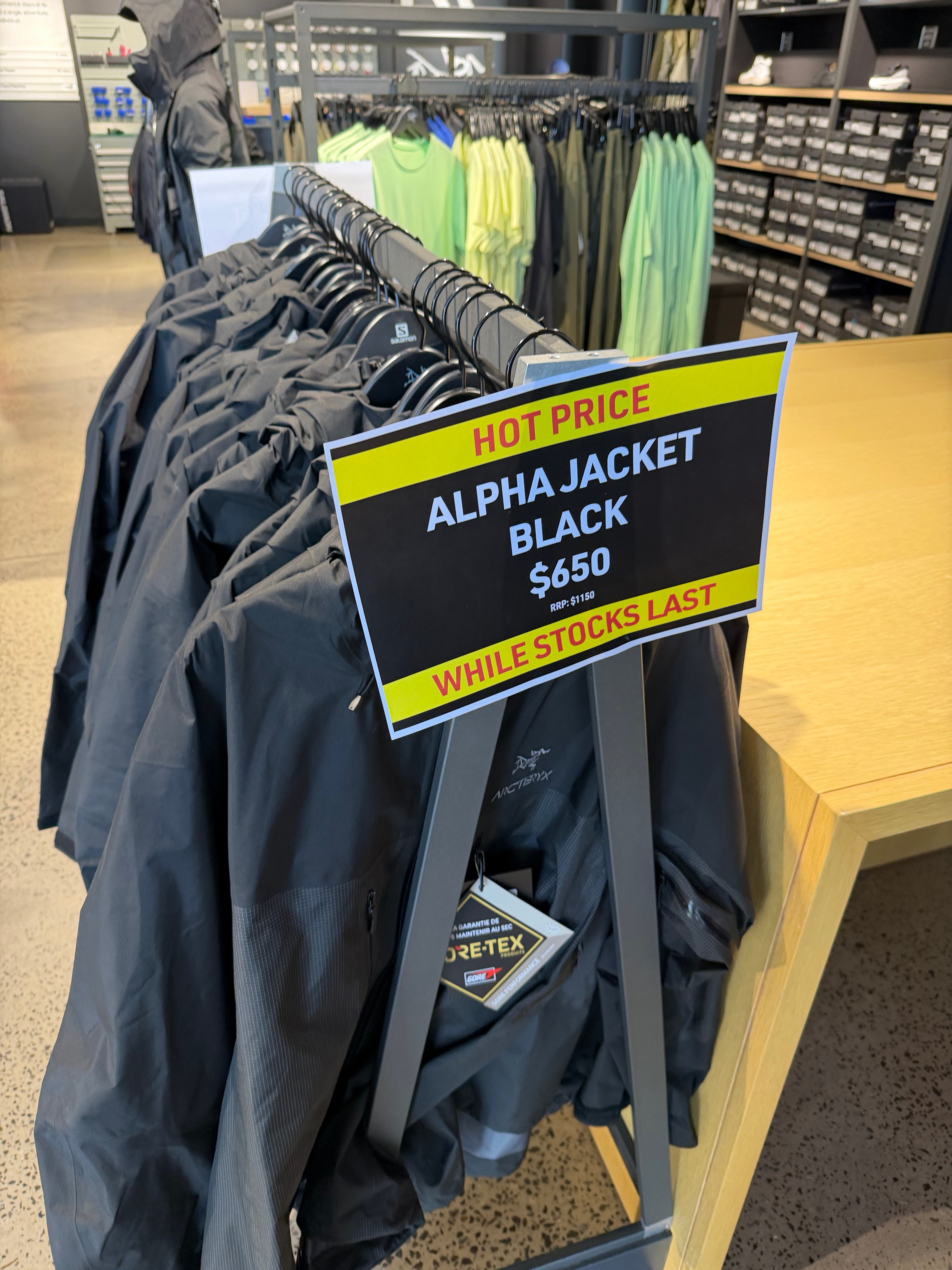 这个直接打对折，不过这里这么热也也没人穿这玩意，黑色大多数原价或者只优惠一点点 