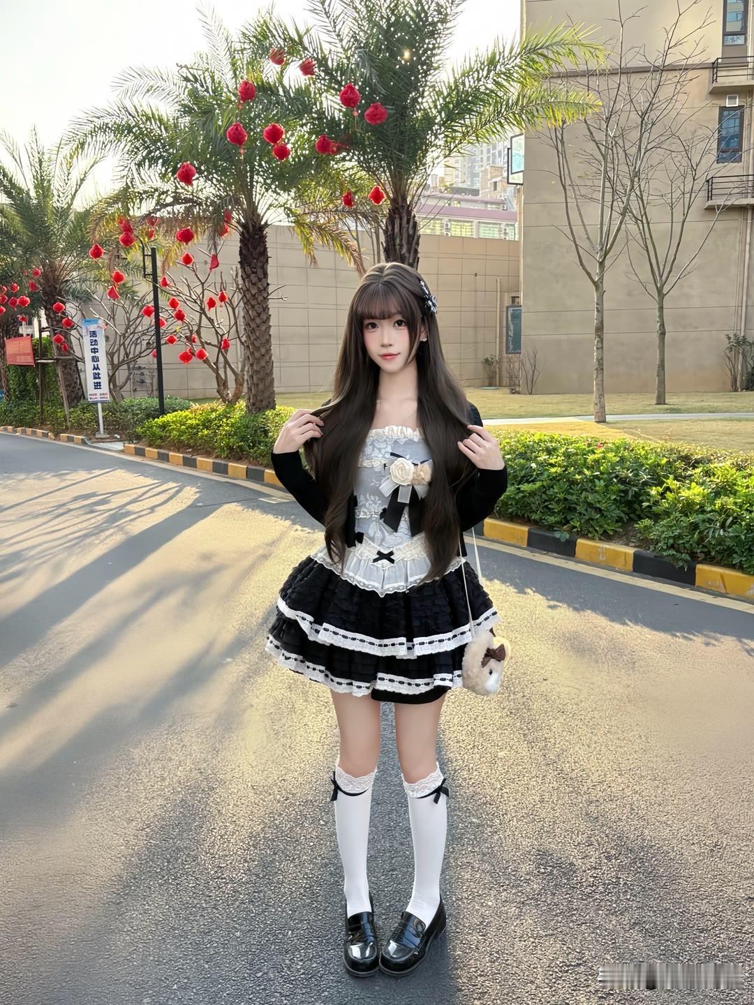 “红妆映日，花影摇曳”，这画面美得像诗。就像粉衣美人倚窗坐，花影摇曳入画来，那意