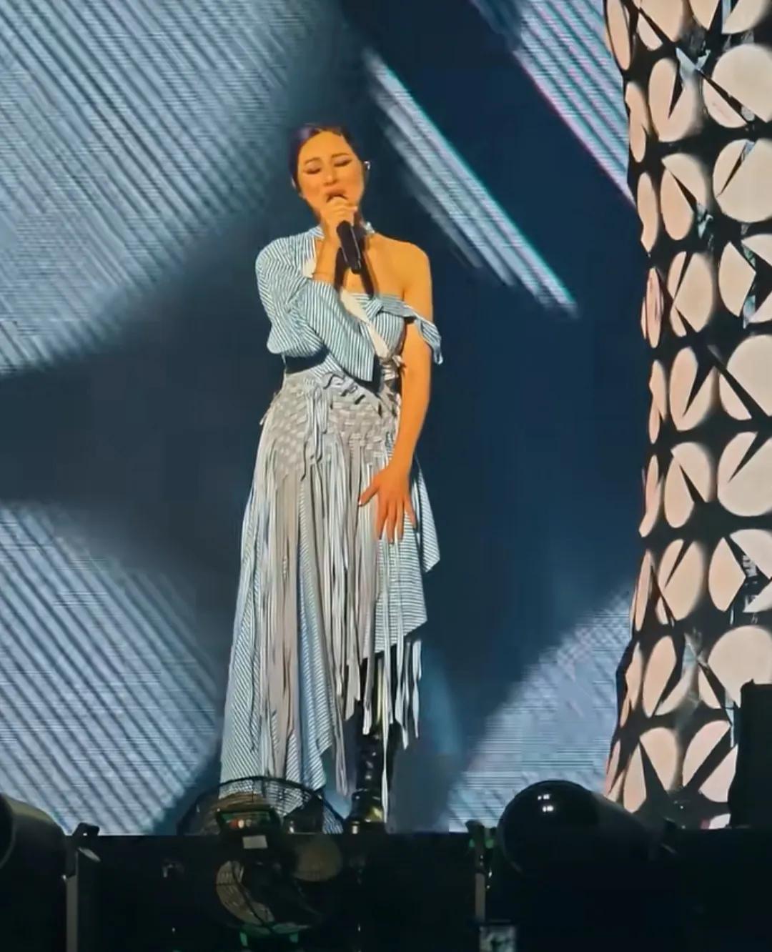 杨千嬅演唱会，张颂文在台下唱得比她还投入，情到深处还拿荧光棒当话筒了。张颂文追星