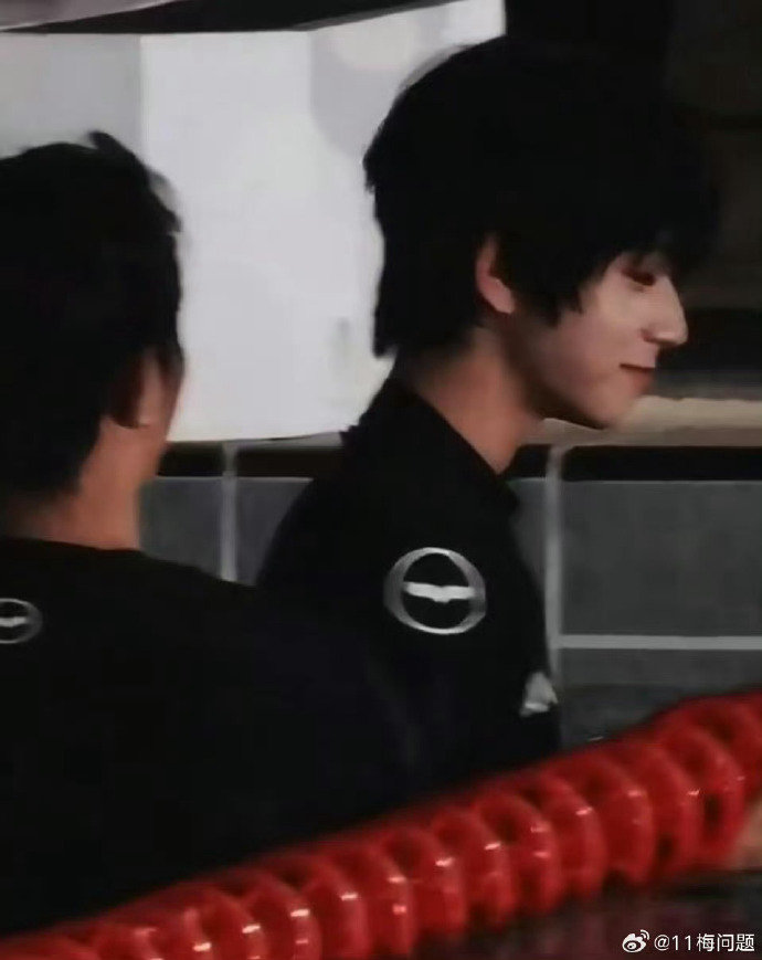 王橹杰泳池湿发 王橹杰泳池湿发，湿发侧颜超绝骨相~ 