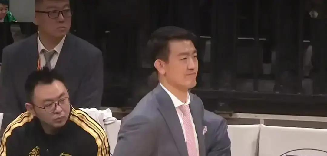 广厦防守时，故意放威尔斯突破？三分命中率暴跌28%揭穿陷阱。
 
胡金秋近三场场