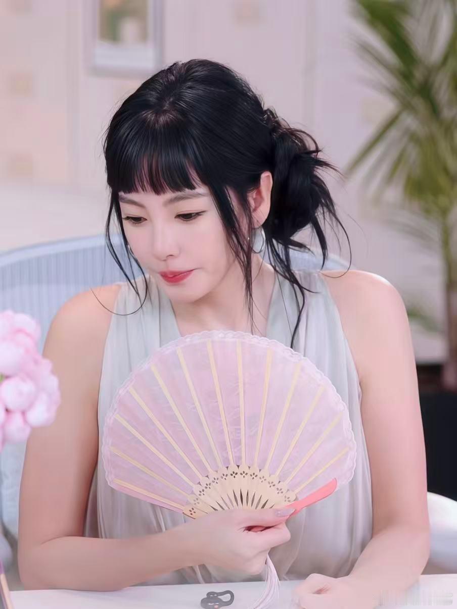 张雨绮 幼态风 张雨绮之前的亚裔风格觉得又美又飒，现在的幼态风，幼稚的甜美可爱呀