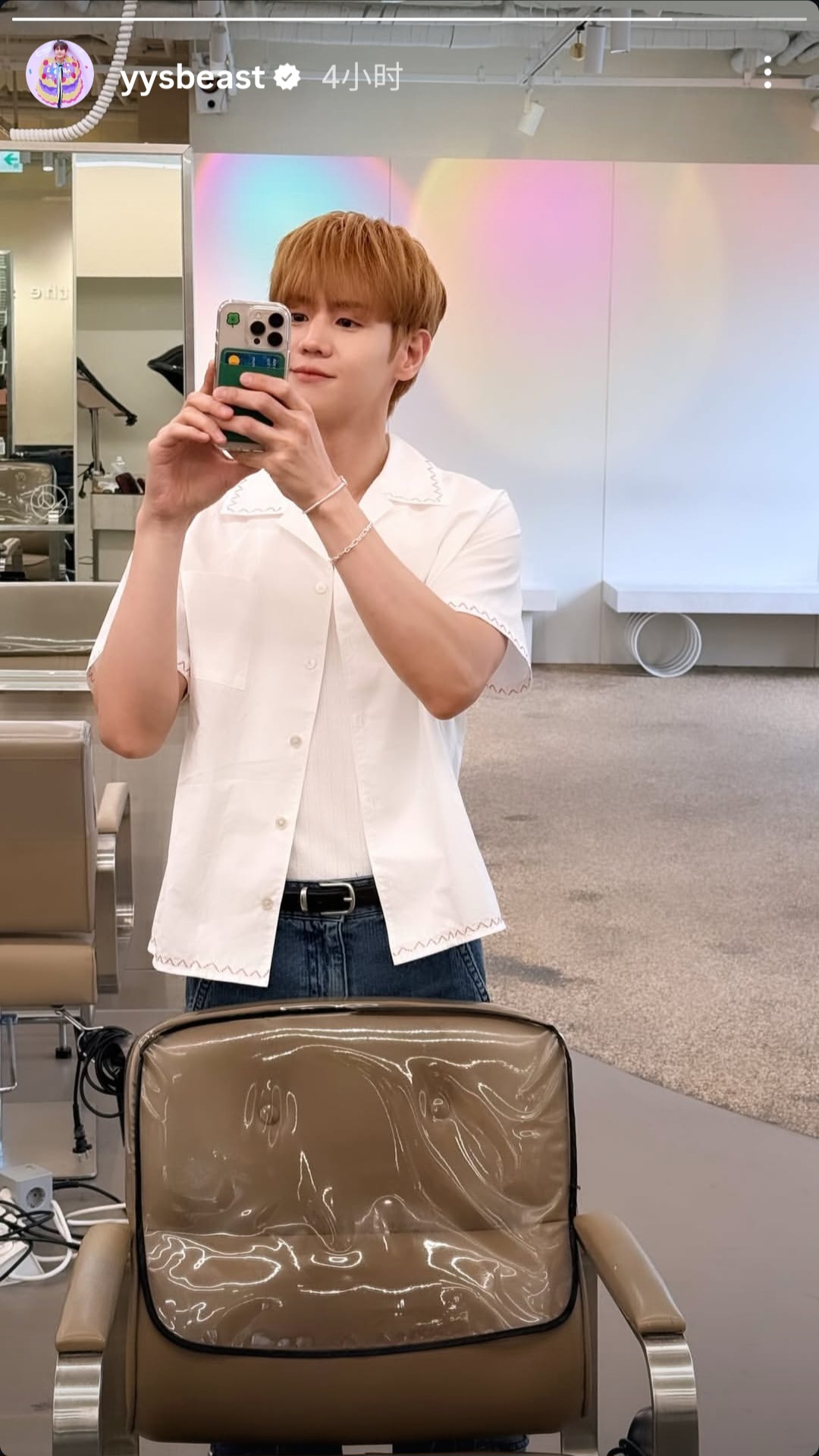 穿着女士衬衫的漂亮小叔今天又是什么行程呢这个圆圆的小鼻子真的很想摁一下👆🏻 