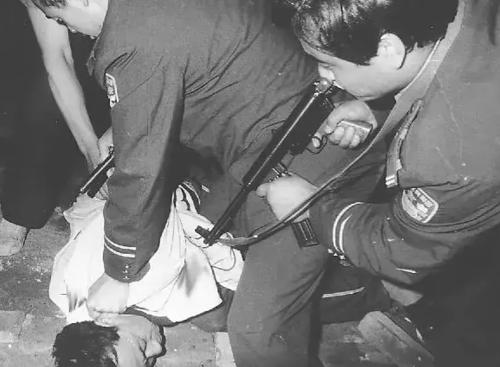 1999年11月，郑州军分区对武器库进行例行检查时，突然发现，犯罪分子竟从库房外