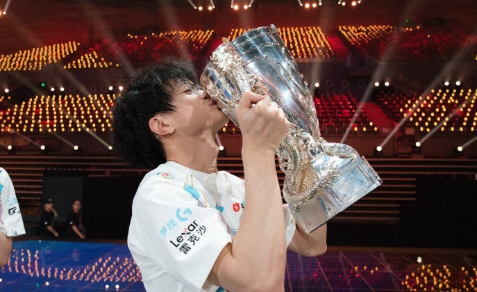 #KenZhu采访Bin#  专属于xun捧杯照：大蟀哥大胆开麦一下，今年要不多