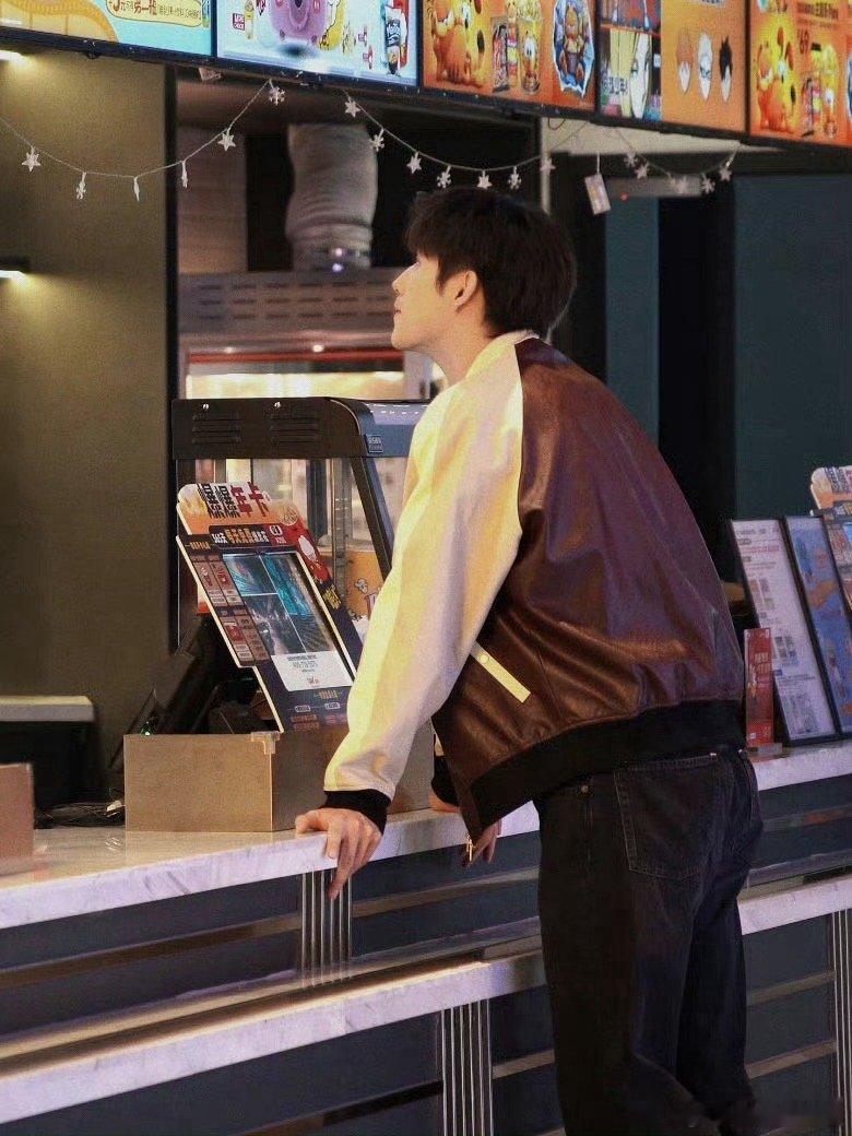 #终于又能吃到现偶的细糠了#陈飞宇真的是太帅了，吃饭跑步和恋爱这个剧情我还是很喜