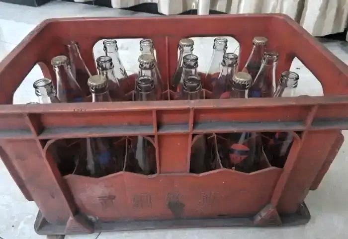 1952年，天津钢厂医生发现：工人热晕了，光喝水没用，得补盐。

据此，他们以食