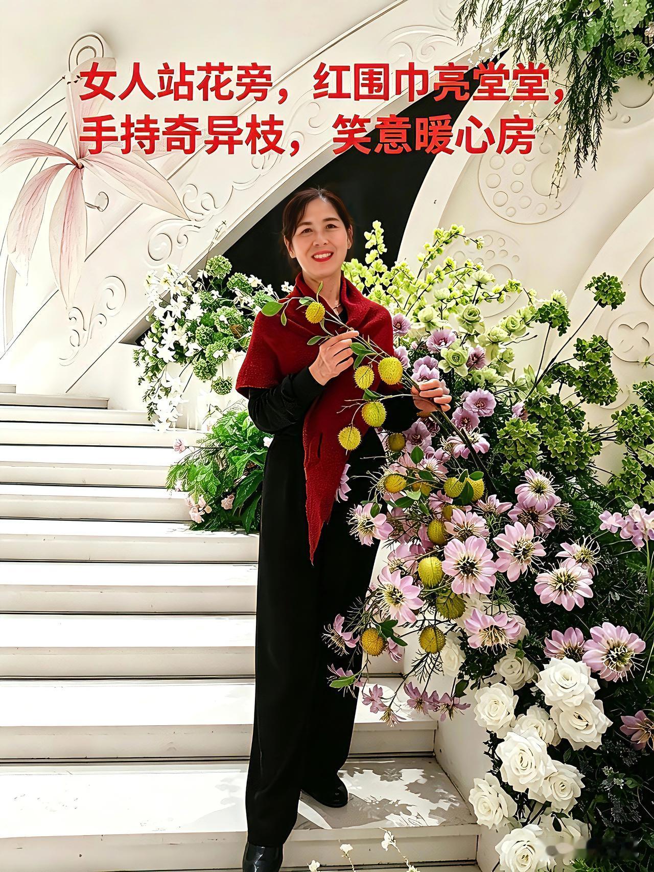 一睹风采！蓝天不仅样貌端方，舞姿更是艳惊四座。
蓝天姐姐容貌端庄大气，眉眼柔婉，
