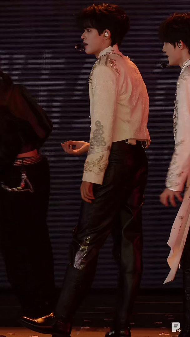 张泽禹别看手机看看我吧张泽禹毛绒小王冠戴着可爱毛绒小王冠的小宝，别专注看手机咯，