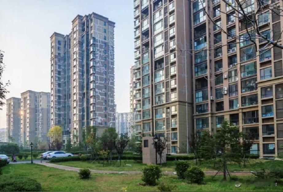 如果你住的小区当初花重金购买的房子，如今房价持续下跌你会感到焦虑吗？
我们小区一