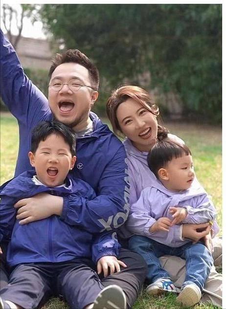 巴图一家人的幸福日常
 
褪去娱乐圈的聚光灯，巴图的小家庭，活成了烟火气满满的模