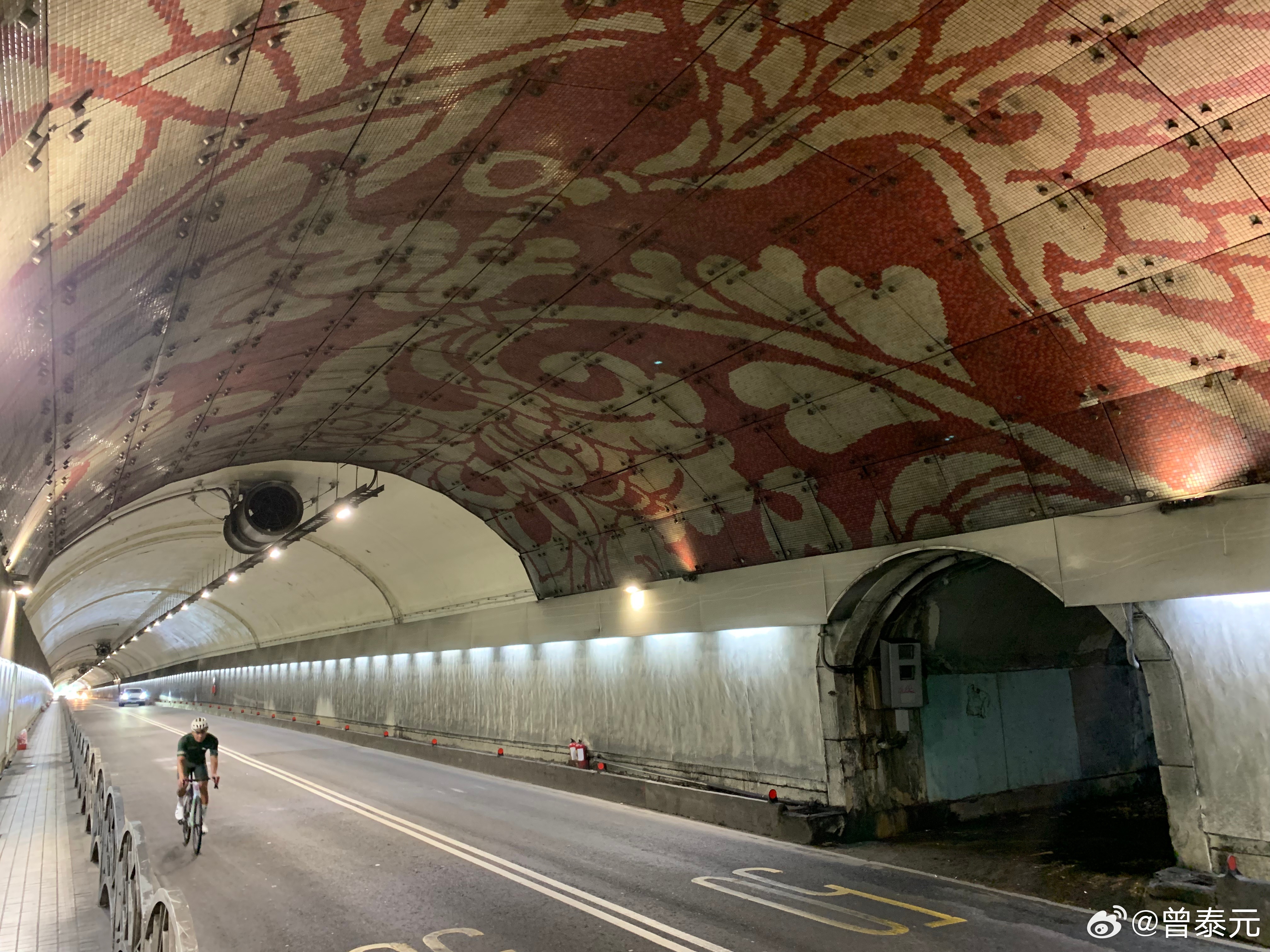 从台北的大直徒步穿越自强隧道到外双溪，路过老东家东吴大学，过门不入，驻足看了一下