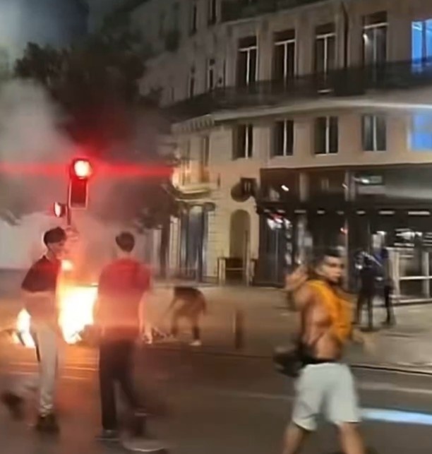 卫冕梦碎情绪失控！法国0-2不敌西班牙止步半决赛，巴黎街头爆发大规模混乱冲突法国