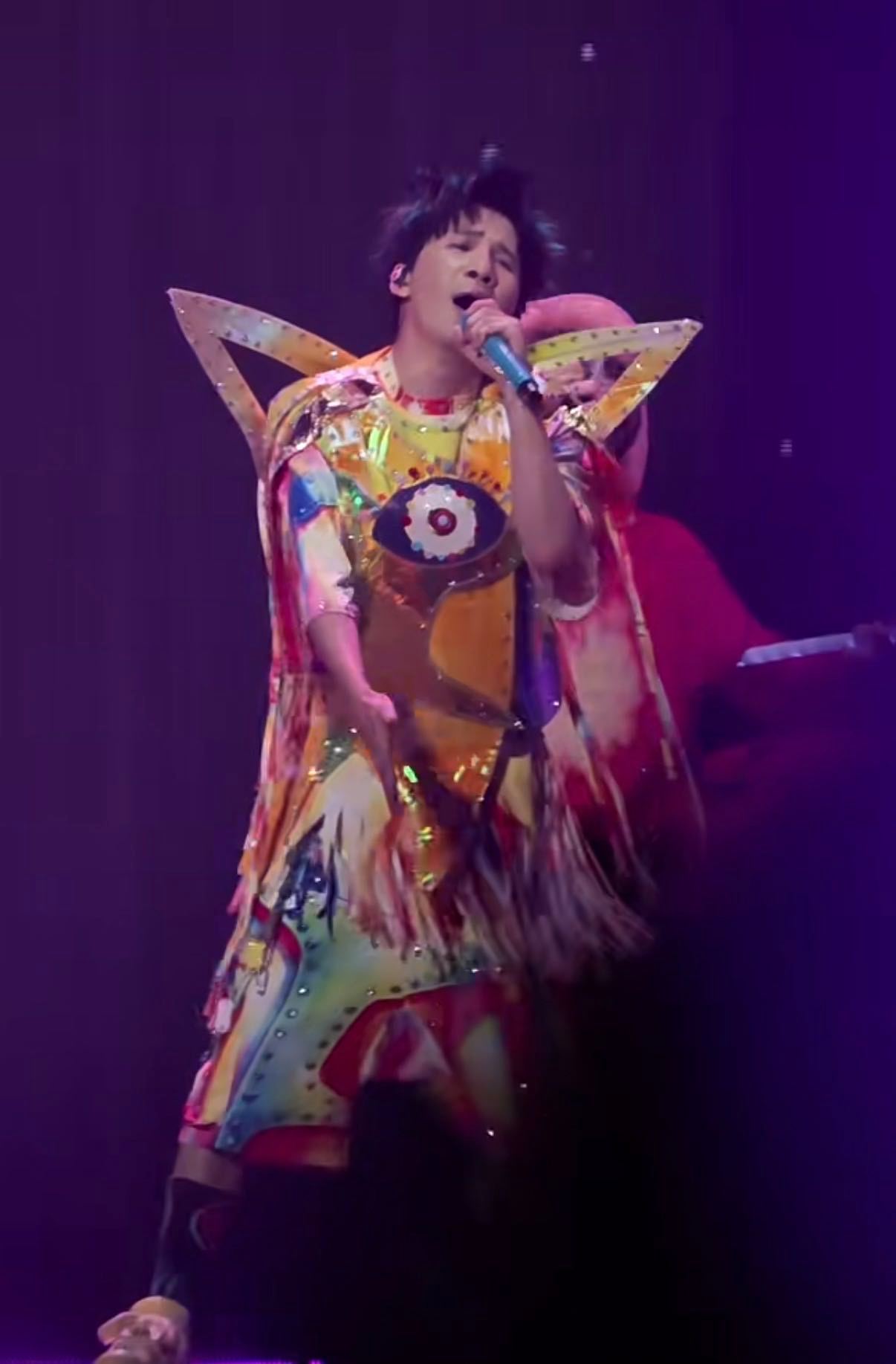 大张伟演唱会牛来buff叠满大张伟现场全是牛来细节舞台上的黄色身影，是给妈妈的骄