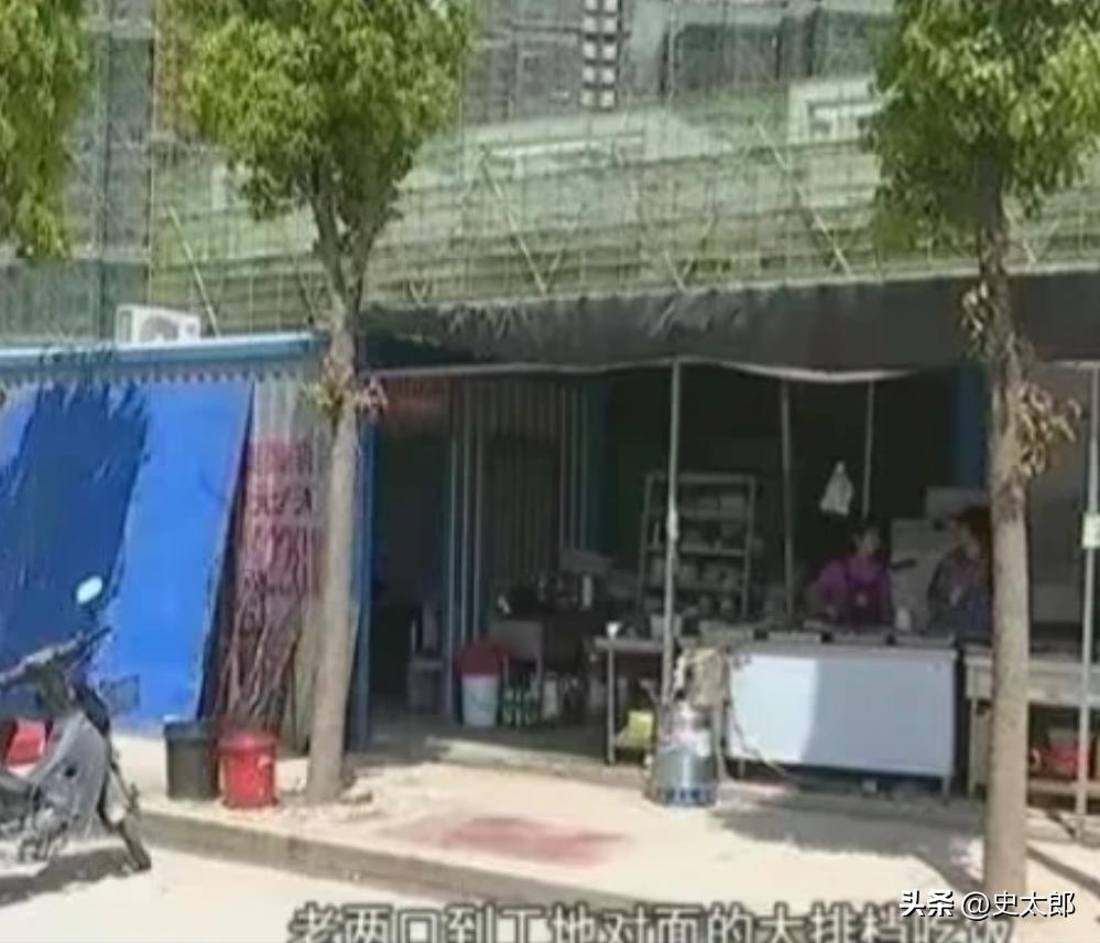 悲哀啊！2020年安徽，一农民工领到工资后，带妻子去快餐店吃饭，只买了一份10元