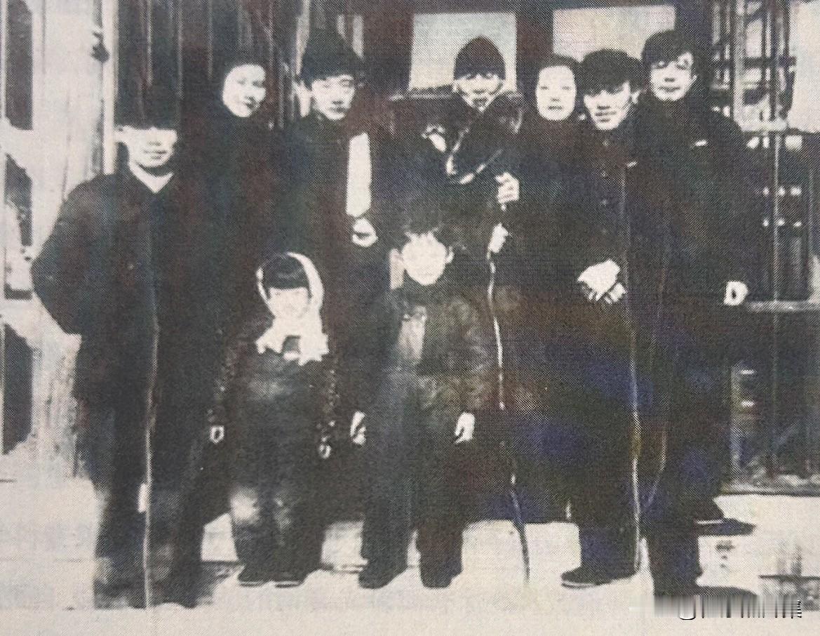 1951年冬，徐悲鸿、廖静文与齐白石等合影于北京西城跨车胡同十五号铁栅画室门前。