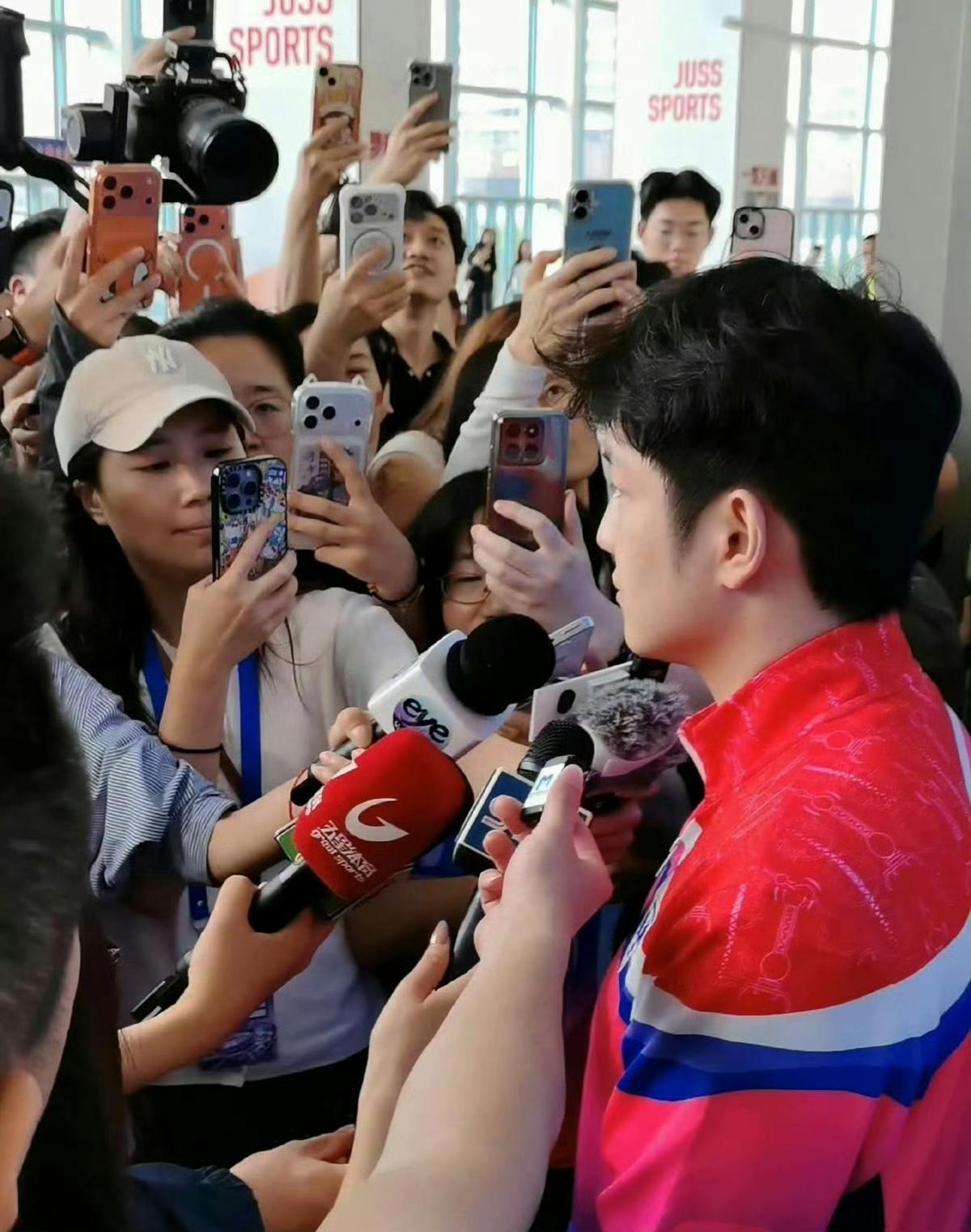 上海市运会樊振东采访现场有一种以前没机会，现在终于被抓到机会的既视感。就是怼 怼