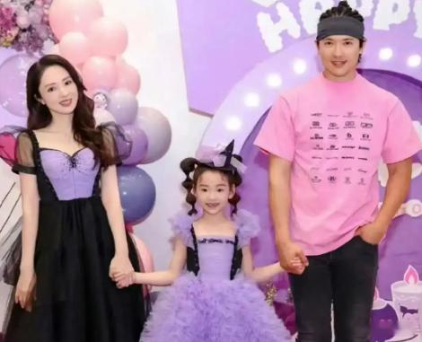 而董璇在与高云翔离婚后，凭借一己之力，带着女儿小酒窝闯娱乐圈。之前还比较低调，最