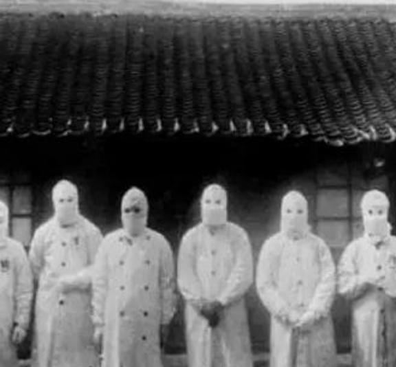 1938年，为了满足自己对女性生殖构造的好奇心，一鬼子军医让人把一女人使劲儿摁倒