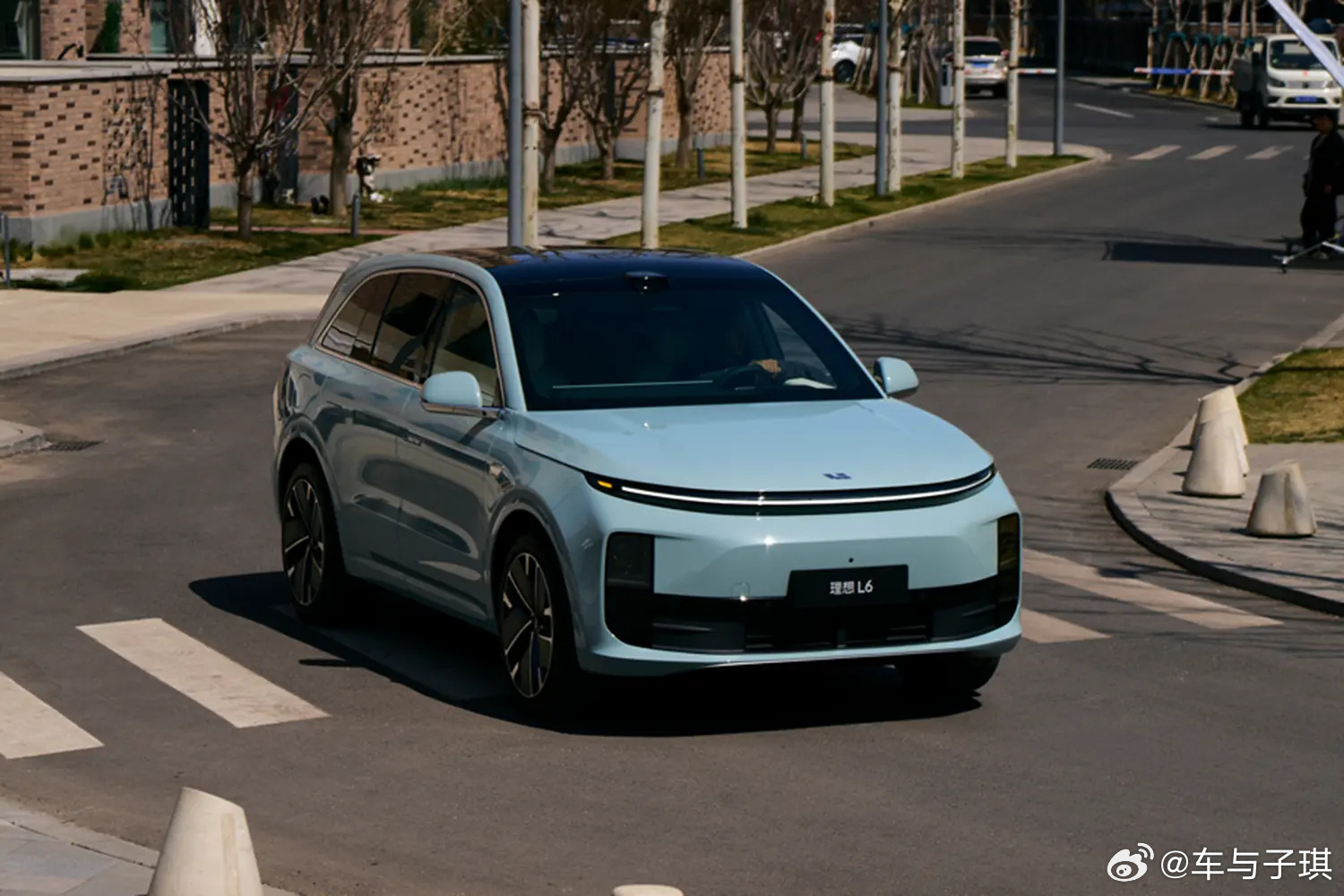 开了一段时间理想 L6，能明显感觉到它把家庭用车的舒适度拿捏得特别到位。车内空间