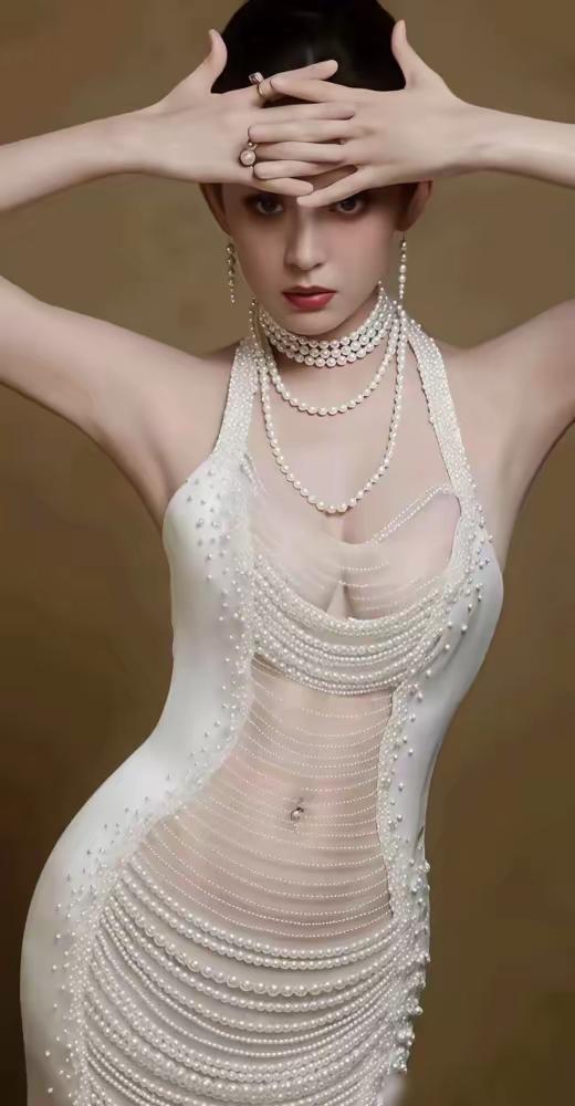 古力娜扎的“珍珠战衣”又被骂了，但我总想起她那条3800块的牛仔裤！不过是穿了件