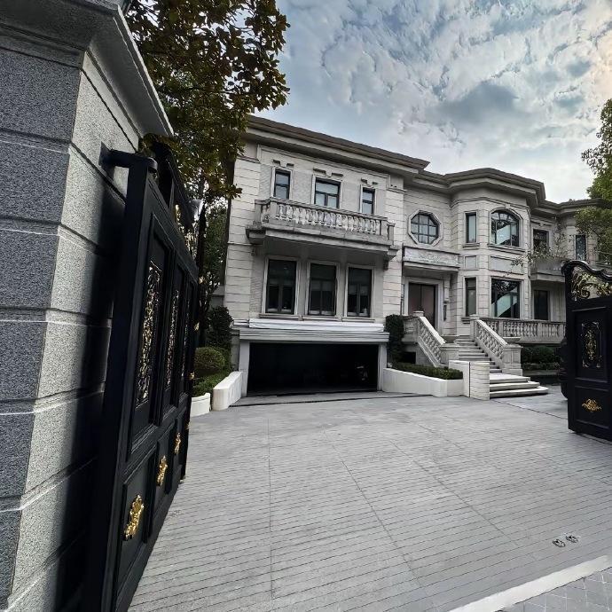 我们一个月几千块都老老实实纳税的，上哪说理去 

坐拥四千万粉丝的探店大网红白冰