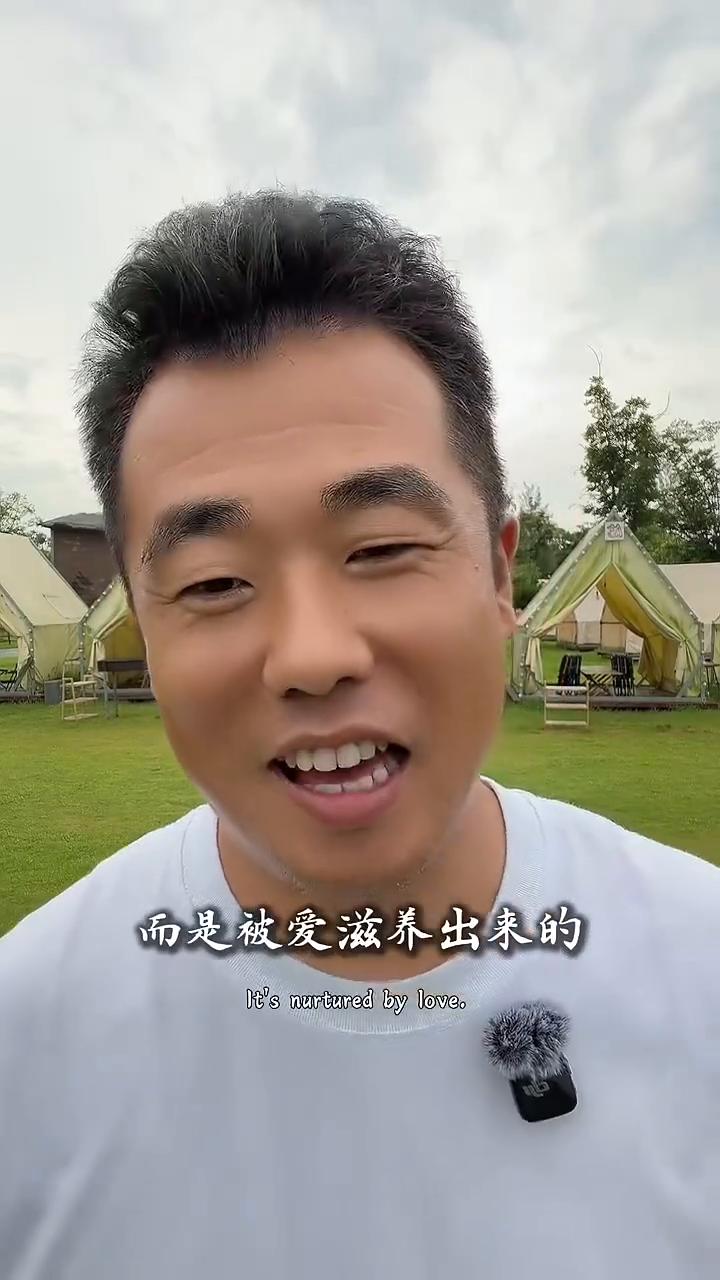 自然撒娇。
人感受不到爱的时候是没有办法去撒娇的，被宠爱有安全感才会撒娇。撒娇和