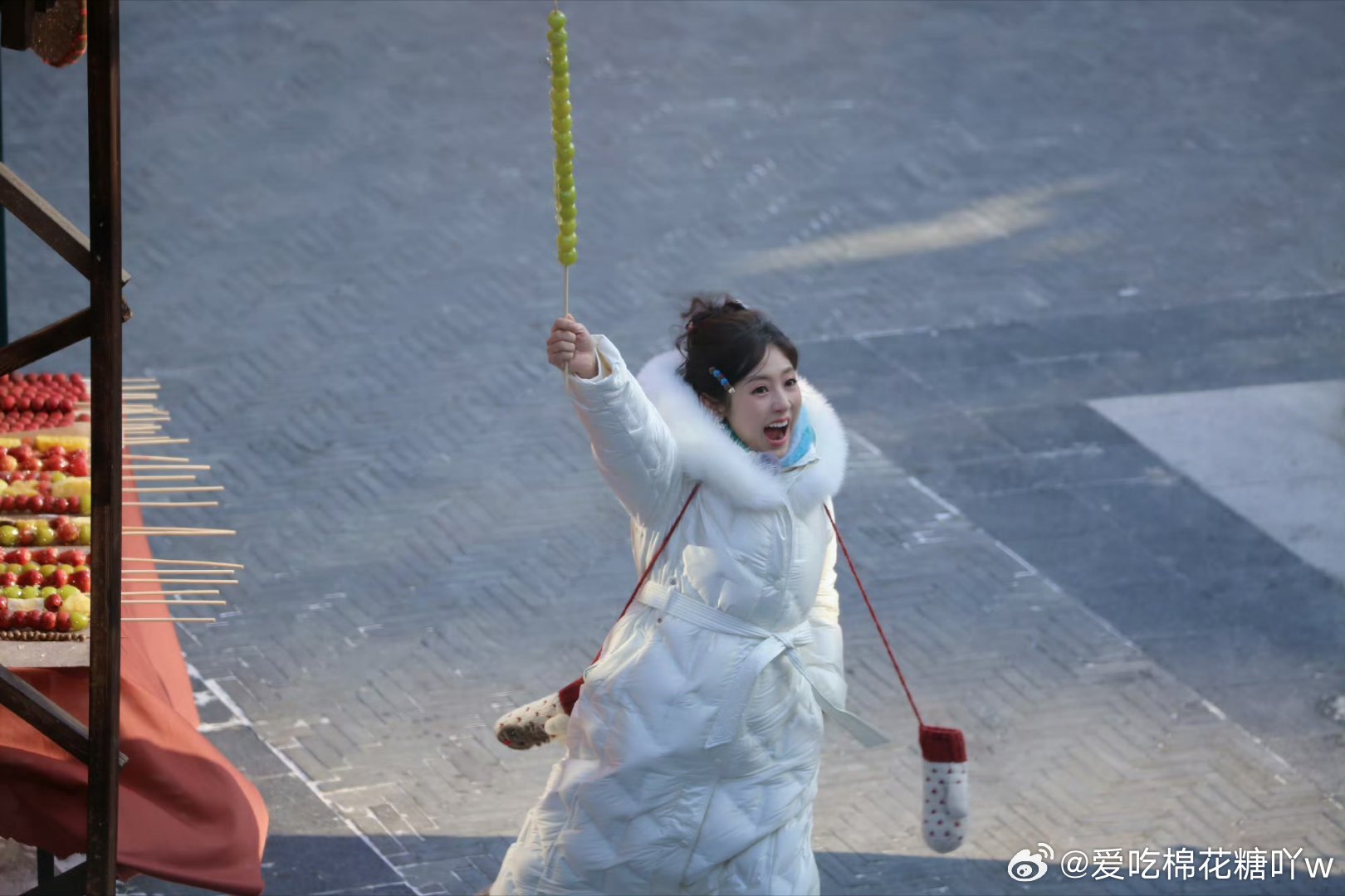 邢菲古早韩妹味热雪沸腾的我们 邢菲的吉林综艺路透太有辨识度 简约穿搭搭配淡颜妆容