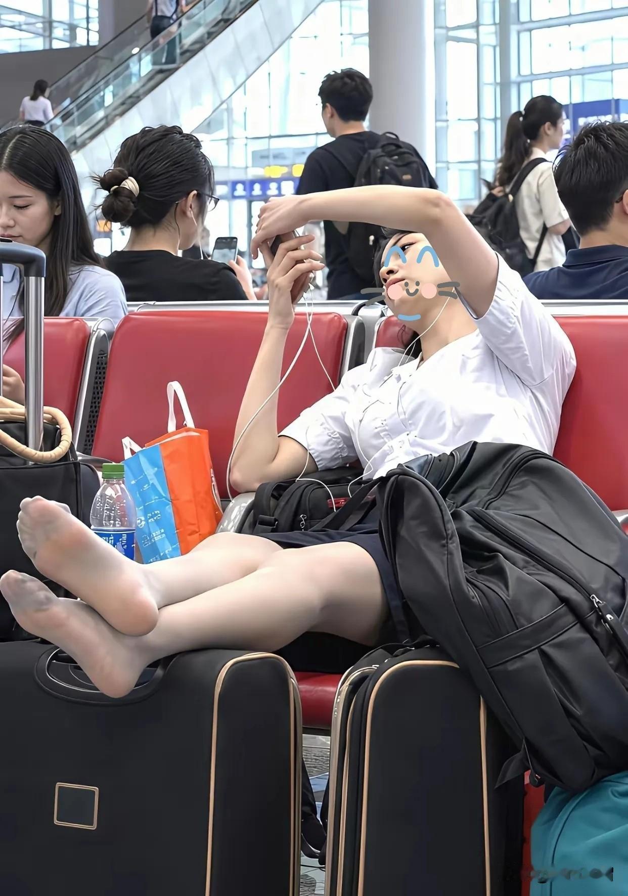 挺漂亮的一个女孩子，竟在候机室这样的公共场合做出如此不雅的动作！关键是还有人为她