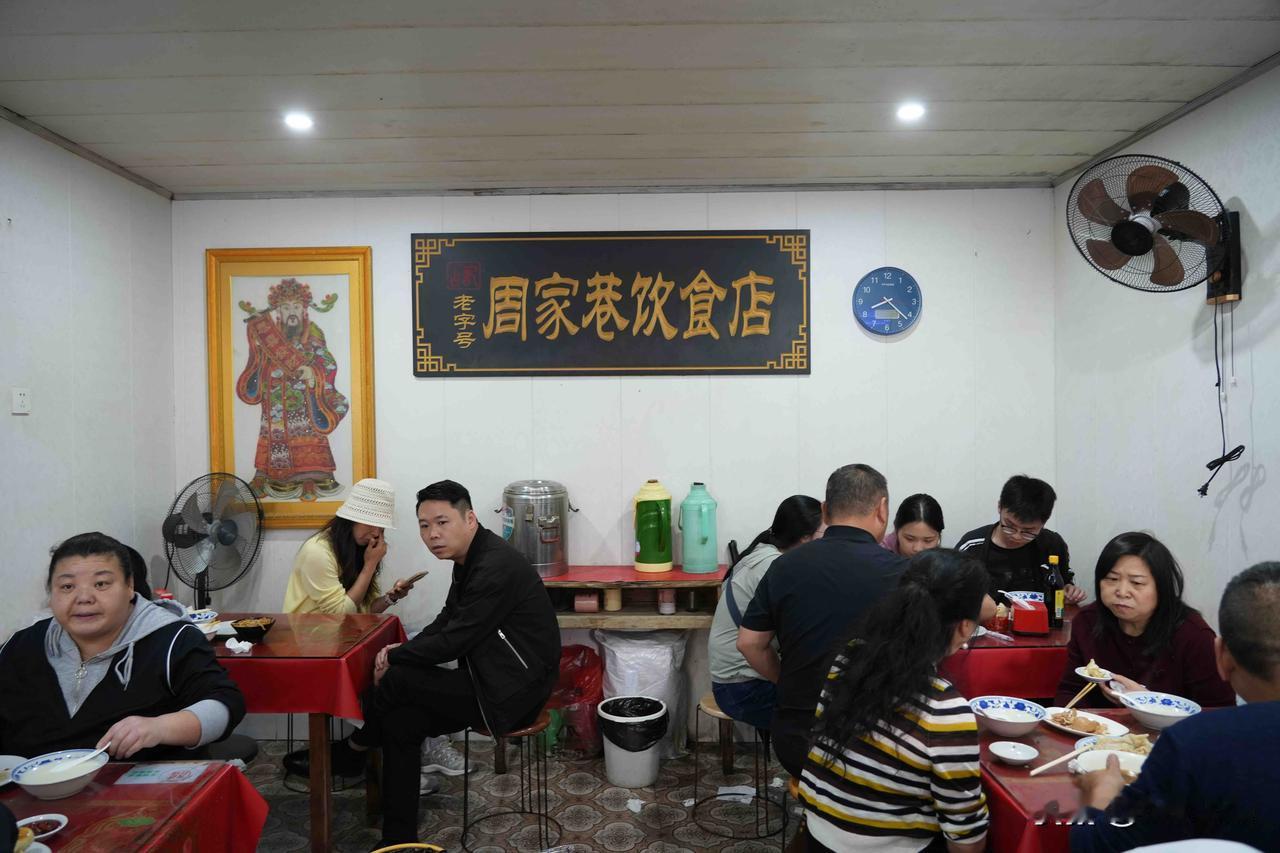 据说是乐平最好吃的饺子，好多年没吃过了，一早上饺子靠抢，上多少卖光多少，周家巷的