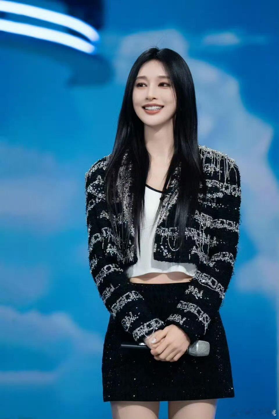 张俪 气血足到头顶在《枭起青壤》的精彩剧情中，张俪宛如一颗璀璨的星辰，以精湛的演