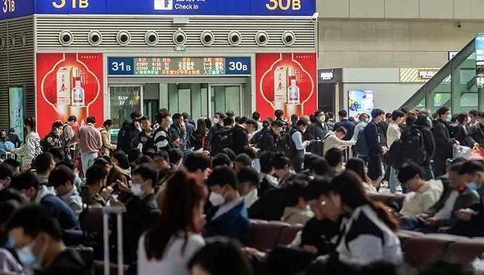 【春运各地将迎来返程客流】从交通运输部了解到，昨天全社会跨区域人员流动量预计超3