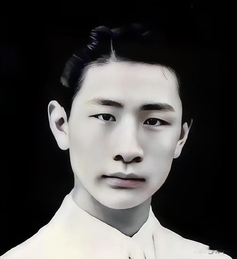 1940年，19岁抗日学生被日军包围，他冲进厨房点燃灶台，下一秒特务子弹打穿右肩